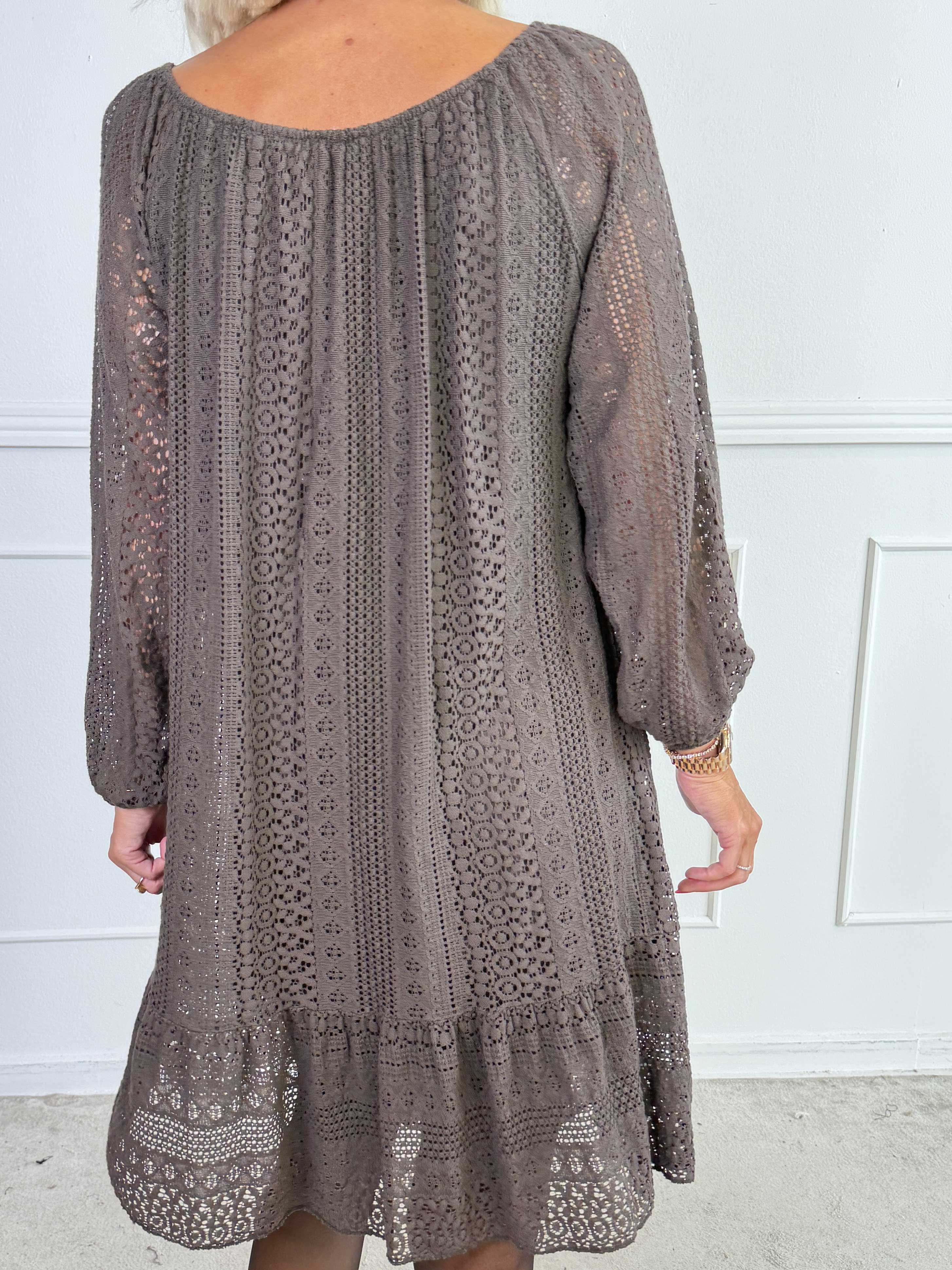 Galateia Long Sleeve – Feminin klänning i mjuk bomullsspets
